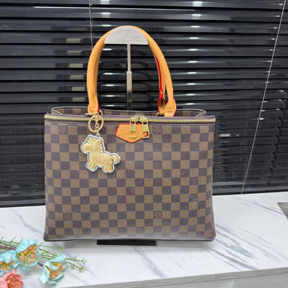 LV

size  34×21×13cm

95 dhs❣️
 
Zain04
♥️♥️♥️