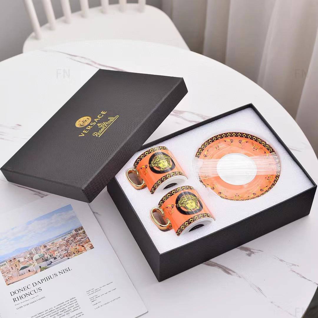 Branded mugs set

130 dhs 
set 4 pc 

with box🎁🎁🎁

Zain205
♥️♥️♥️