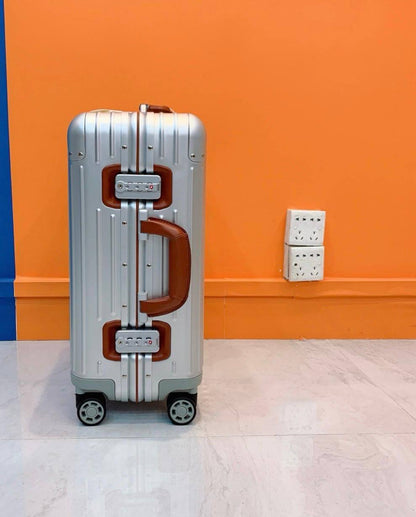 RIMOWA 💕💕✨
Super master quality 🔥🔥
Available ✨💕💕
For Price 👇 WTSP Text Zain 0568585901

Zain252
♥️♥️♥️