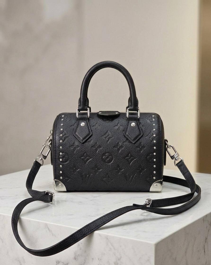 LV SPEEDY TRUNK 🔥

GOOD QUALITY 💯

100 dhs✅

WITH BOX 📦

Zain28
♥️♥️♥️