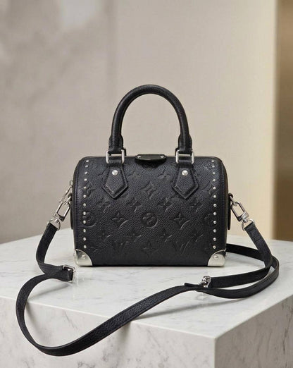 LV SPEEDY TRUNK 🔥

GOOD QUALITY 💯

100 dhs✅

WITH BOX 📦

Zain28
♥️♥️♥️
