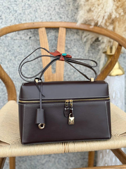 LORO PIANA
27cm
370 dhs🌺
Top quality 
With box🎁

Zain167
♥️♥️♥️