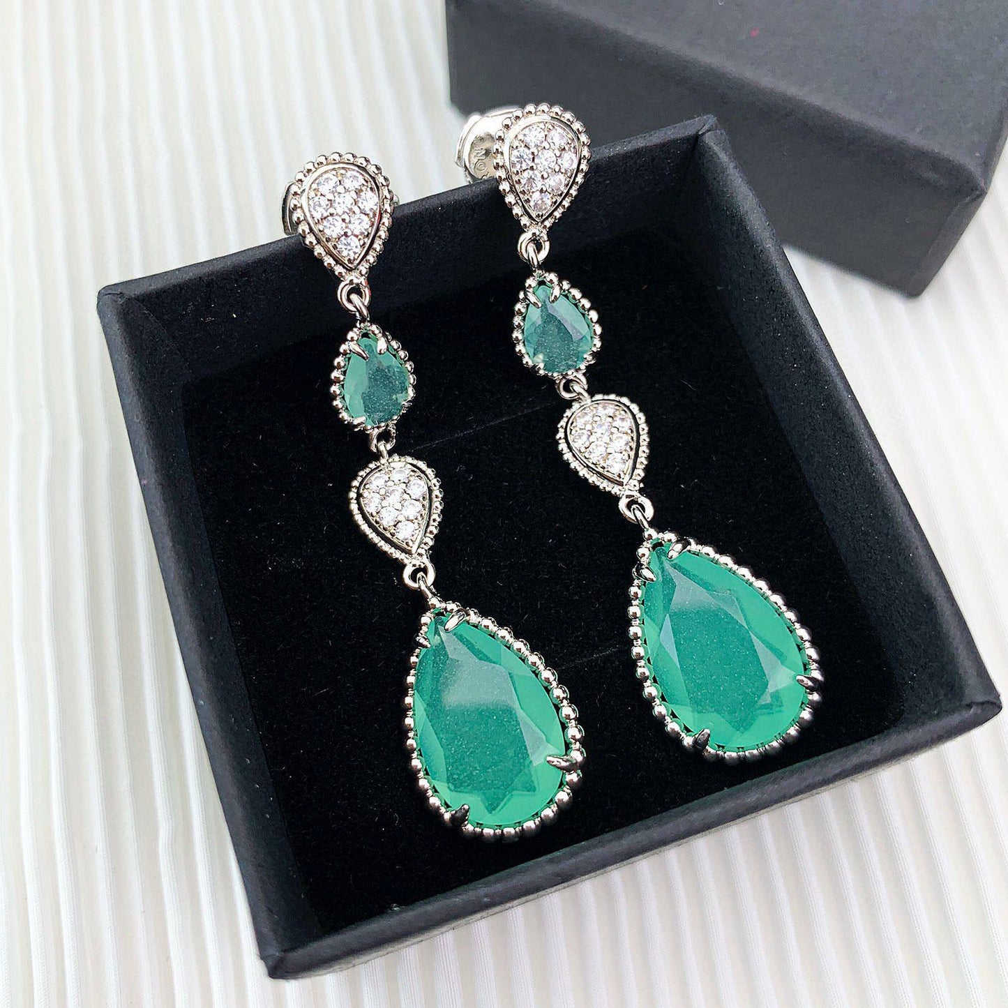 BOUCHERON ❤️‍🔥*
Earring 🐦‍🔥
Master quality 💯
With normal boxes 🗃️ 
Offer price👇
60 dhs🪙🌨️
With master box 📦 
140 dhs🪙🌨️

Zain216
♥️♥️♥️