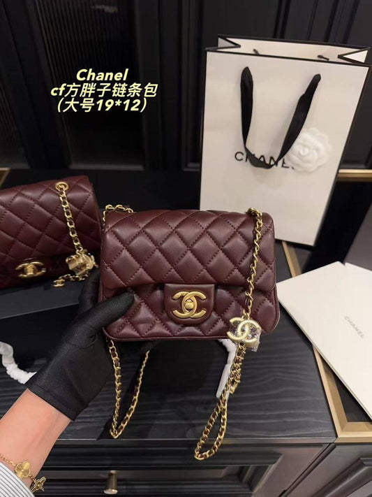Chanel 💕💕 Master
17cm🫶🏼 240 dhs❣️
20cm 🫶🏼 250 dhs❣️
with Box 🗃️ New

Zain228
♥️♥️♥️