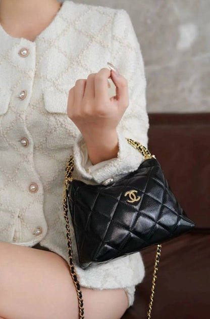 Chanel
95 dhs✅
size：22cm
Good-quality 

with box🎁

Zain35
Zain26
♥️♥️♥️