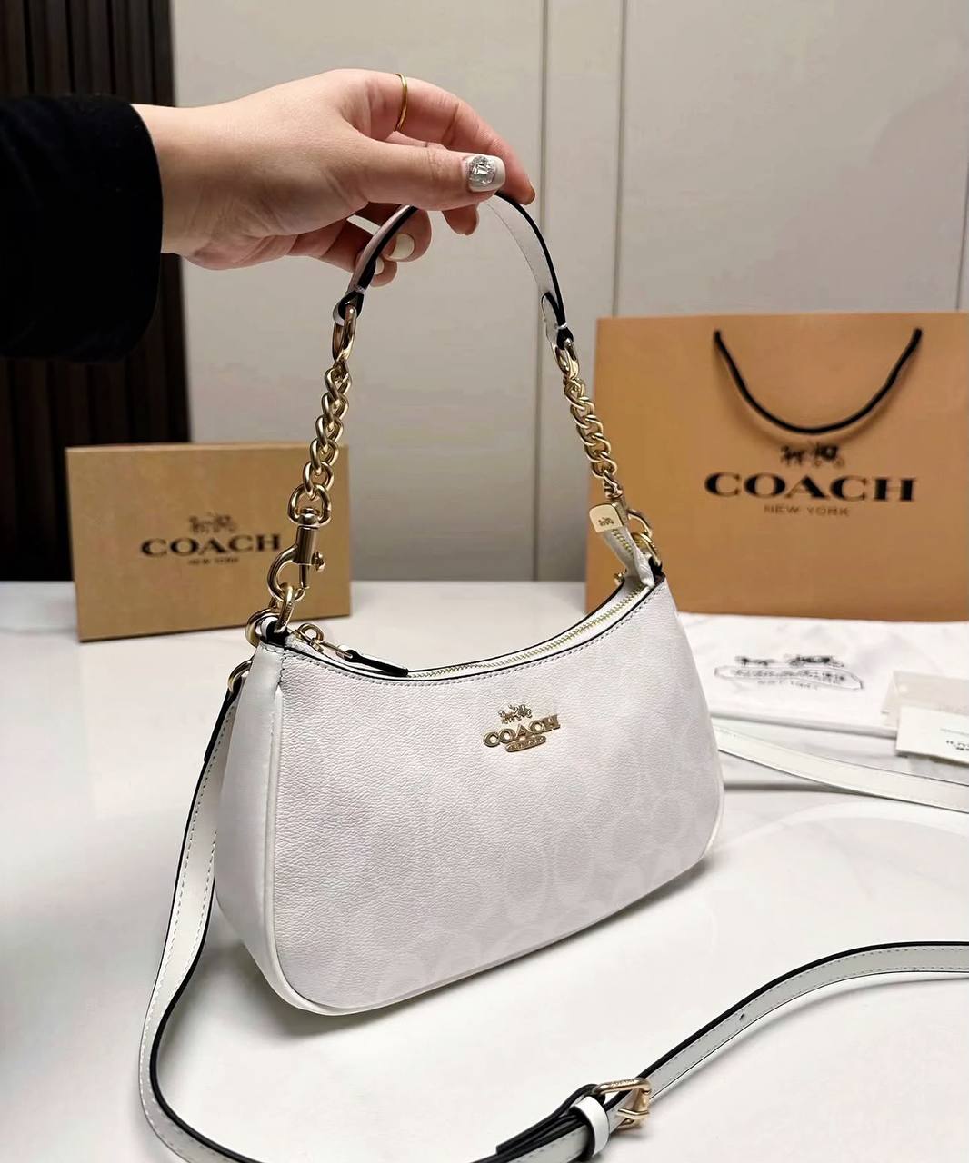 COACH 
GOOD QUALITY WITH BOX 
95 dhs🇦🇪🇦🇪

Zain295
♥️♥️♥️