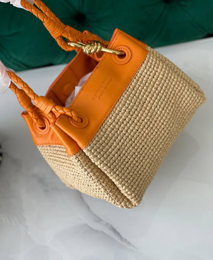 BOTTEGA ✨
Size- 20Cm💥
Available original box 📦 
With full packing 🎀🎀
Super high quality 💥💥
For Price 👇 WhatsApp✅
0568585901 
0507557372
0552275751 Owner Zain 👌

Zain282
♥️♥️♥️