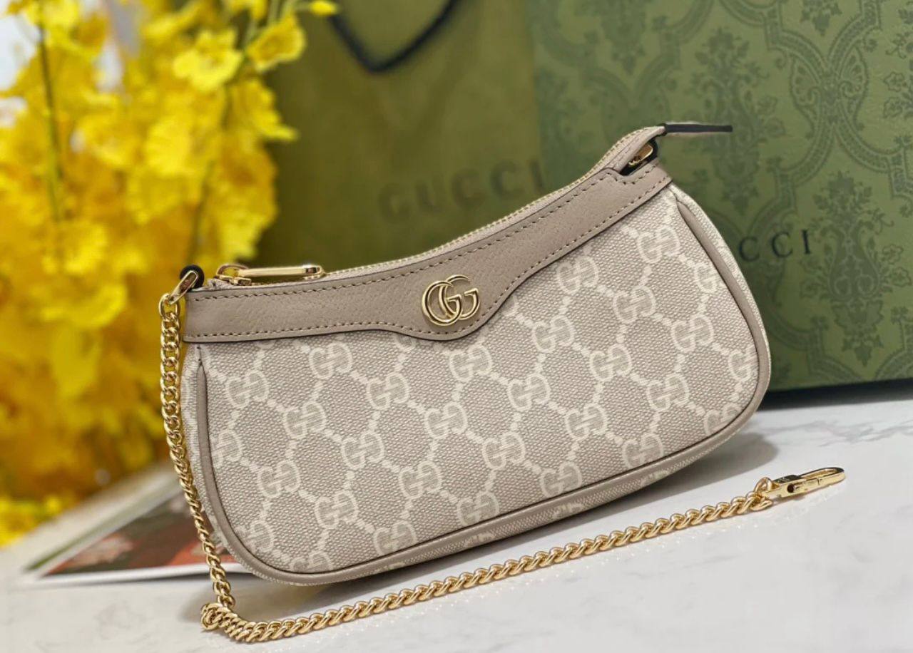 Gucci mini bag, 
good quality, 
comes with box, 🎁🎁🎁
size... 19* 11cm 
85 dhs✅

Zain12
♥️♥️♥️
