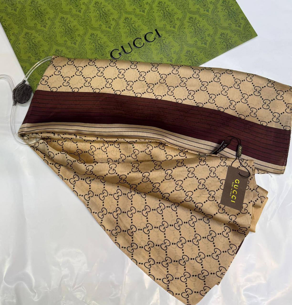 LV - Gucci
Silk scarf 
40 dhs✅
55 dhs✅ 

with box🎁🎁🎁

Zain93
♥️♥️♥️
