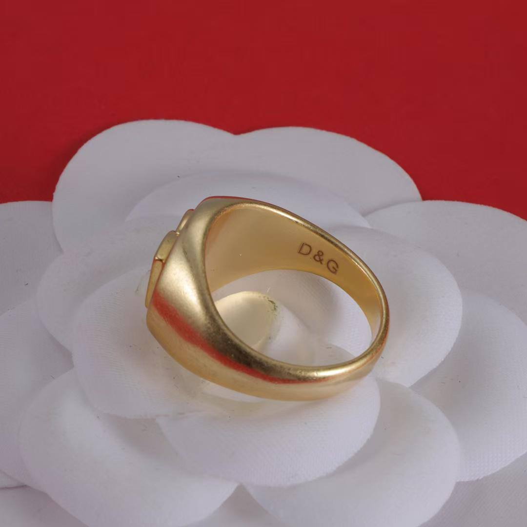 *DOLCE & GABBANA❤️‍🔥*
Ring 💍 size available 👇
6,7,8,9
Master quality 💯
With normal boxes 🗃️ 
45 dhs✅

Zain216
♥️♥️♥️