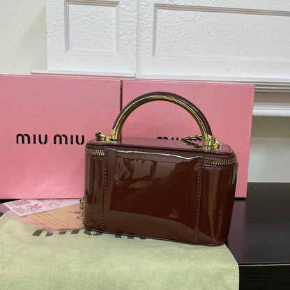 Miu Miu

good Quality bag 

With box 
🎁🎁🎁

80 dhs✅

Zain104
Zain117
♥️♥️♥️