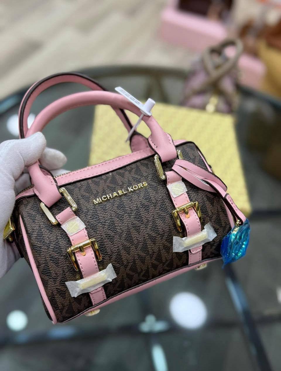 Mk 
19cmx14cmx8cm 

85 dhs✅

 with box
🎁🎁🎁

Zain72
♥️♥️♥️