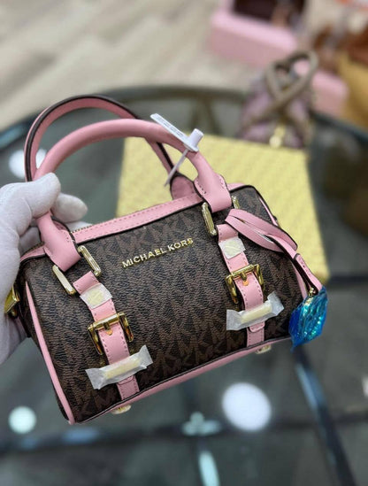Mk 
19cmx14cmx8cm 

85 dhs✅

 with box
🎁🎁🎁

Zain72
♥️♥️♥️