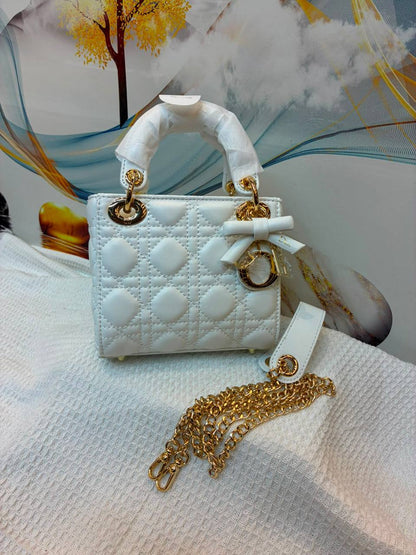 Dior 
Best quality 

with box 🎁

160 dhs✅
size 17Cm

Zain290
♥️♥️♥️