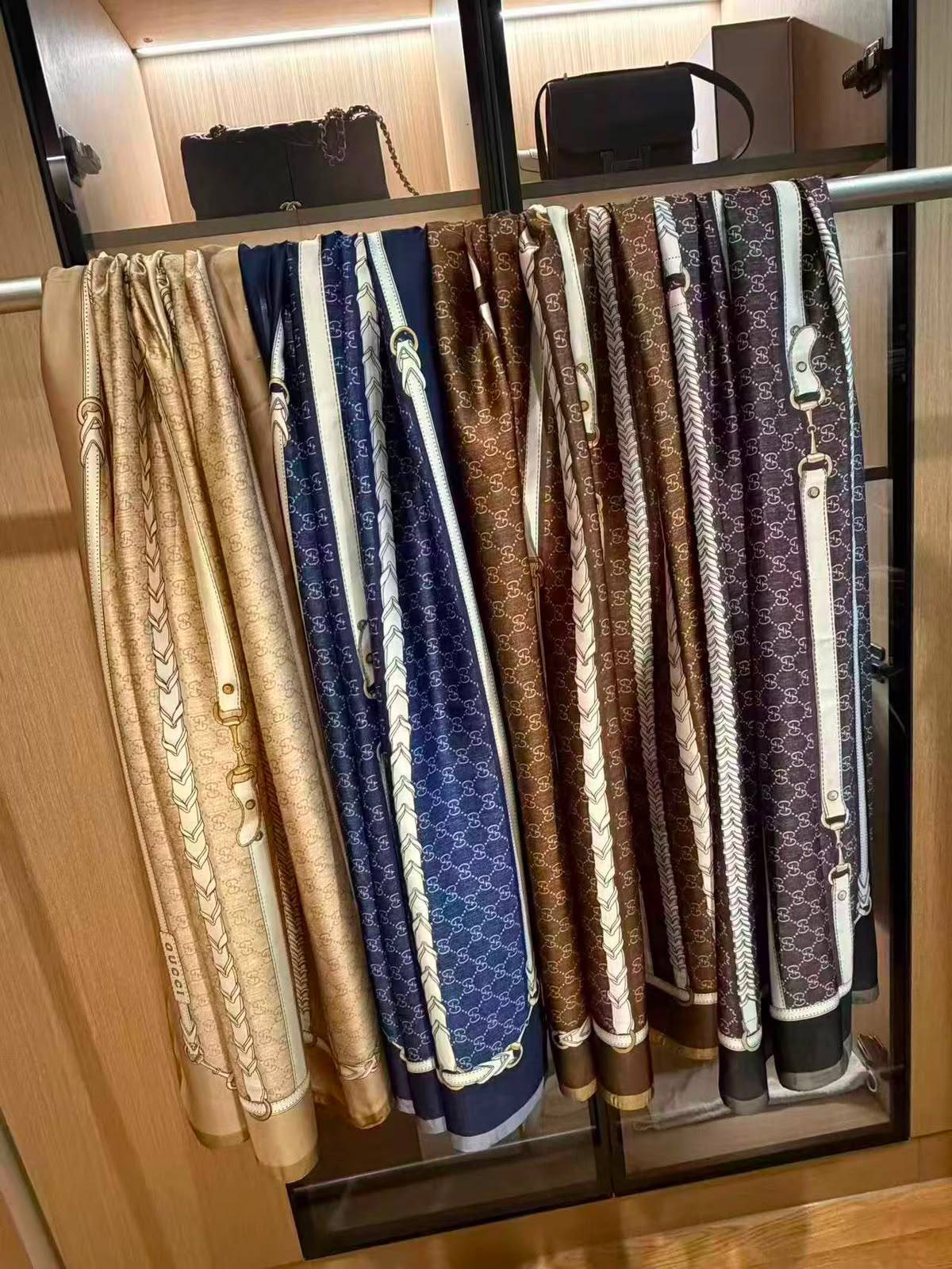 Silk scarf 

40 dhs🇦🇪  
no box

60 dhs🇦🇪 with box

Zain93
♥️♥️♥️