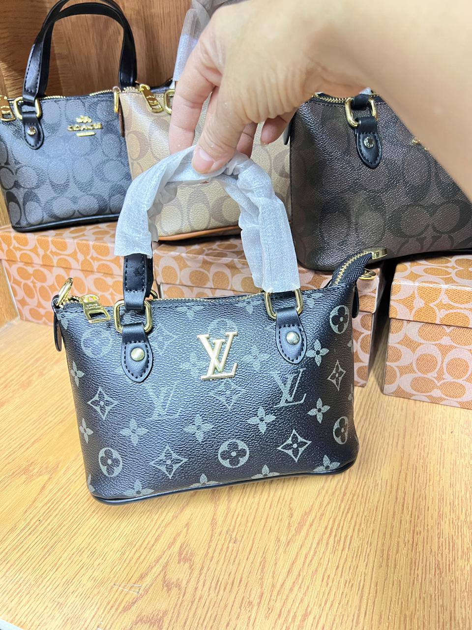 Coach

With box 
🎁🎁🎁

85 dhs🪙💕

Zain50
♥️♥️♥️