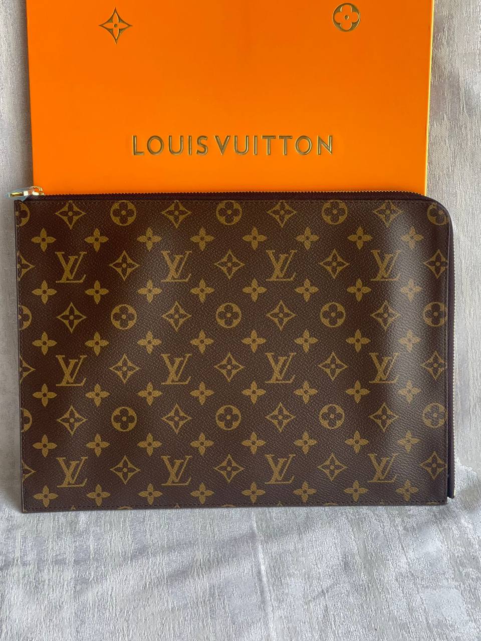 LV
*File bag*
*Master quality*
350 dhs💓

Zain179
♥️♥️♥️