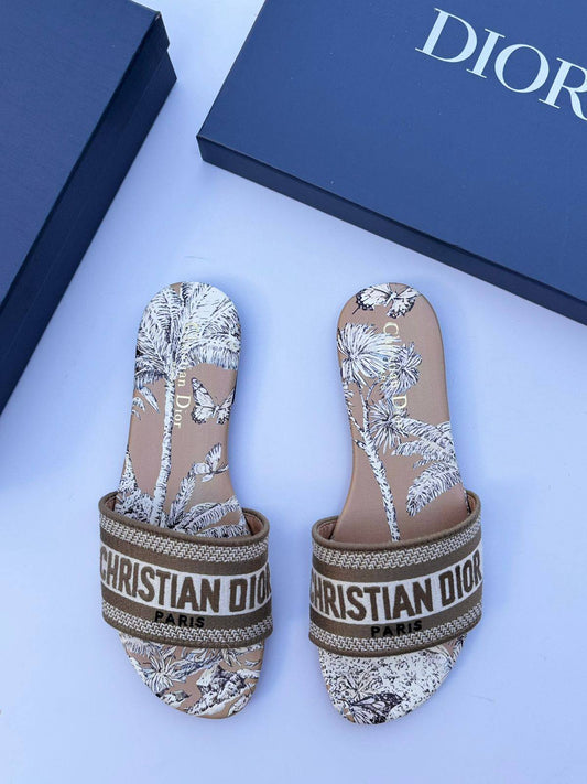 Dior slipper

95 dhs❣️
Size 36-42

Zain55
♥️♥️♥️
