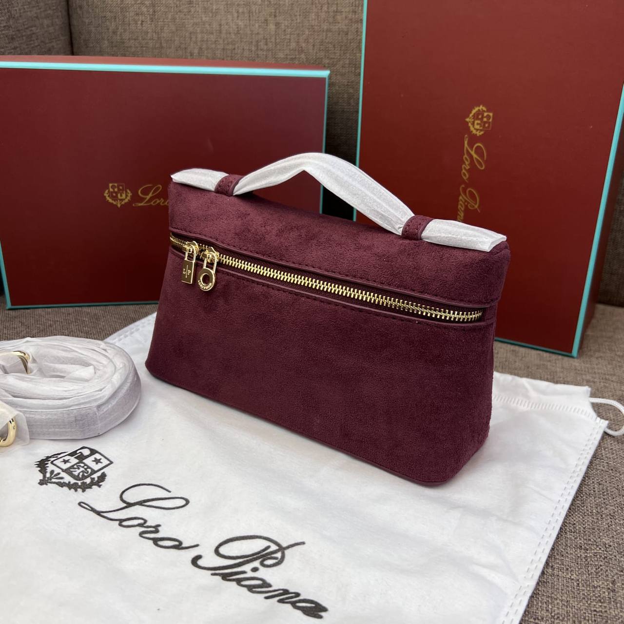 Loro piana

100 dhs🇦🇪

with box
size 19cm

Zain29
♥️♥️♥️