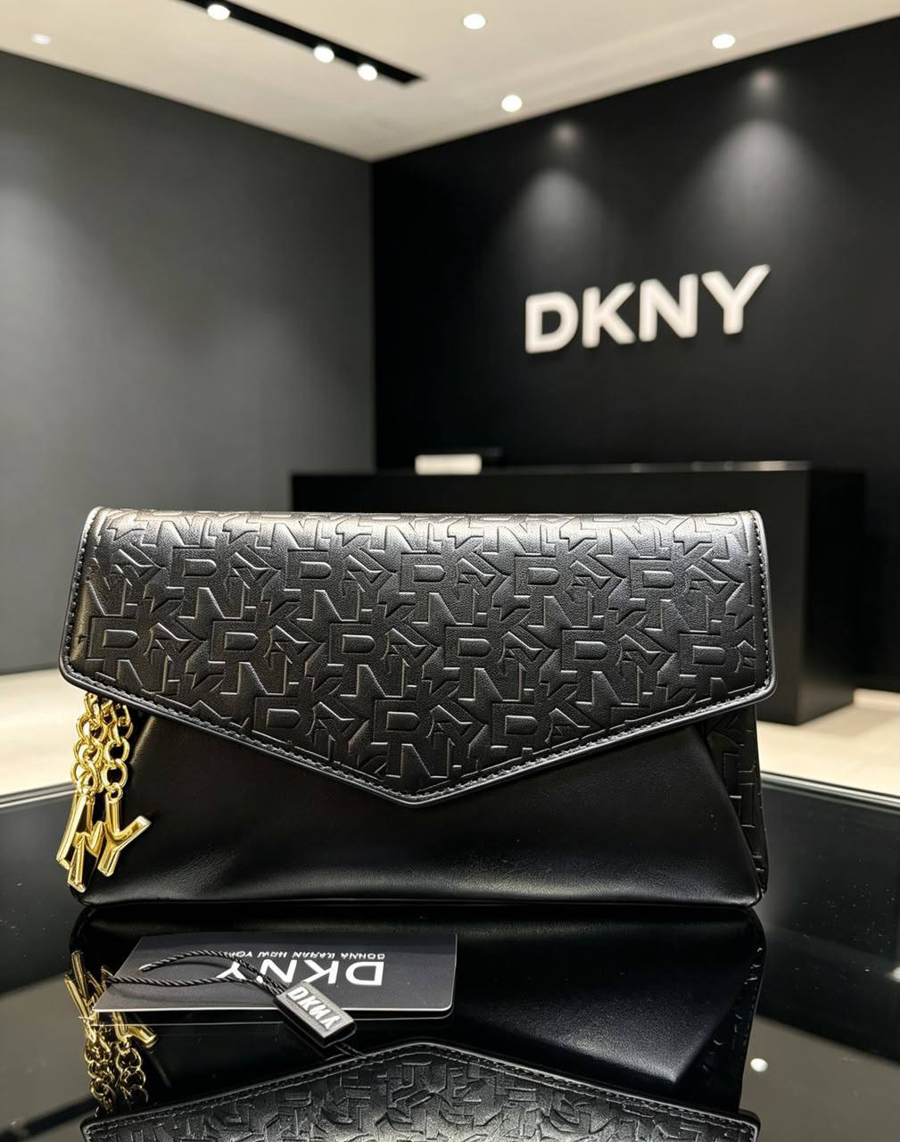AVAILABLE 
Dkny PUNCH 

WITH BOX 
90 dhs🇦🇪🇦🇪

Zain169
♥️♥️♥️