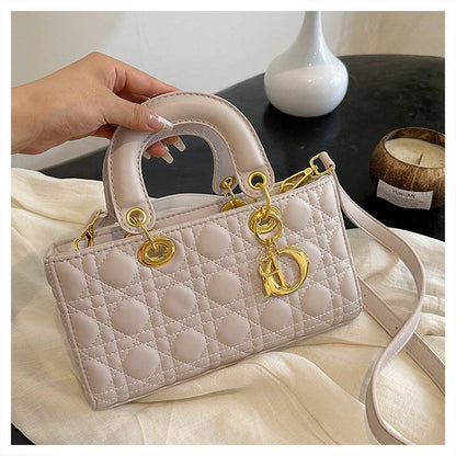 DIOR
Best quality with box
110 dhs✅
size 26CM

Zain290
♥️♥️♥️