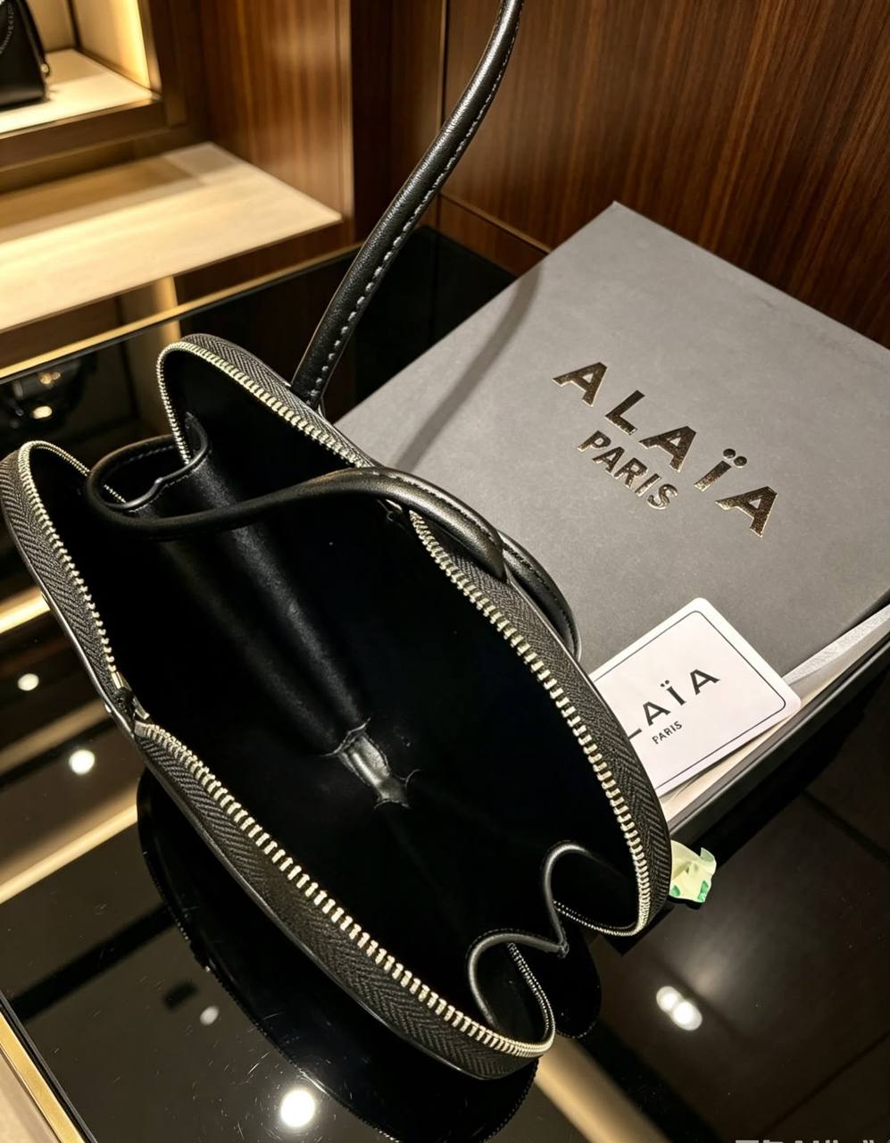 Alaia
100 dhs🇦🇪🇦🇪
Size:21*18
With box

Zain07
♥️♥️♥️