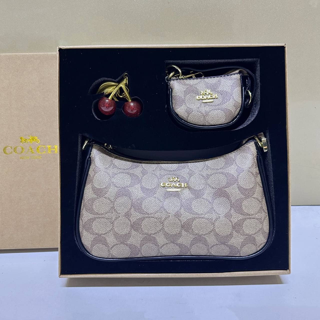 COACH 
GOOD QUALITY 
ONE SET 
WITH BOX 
120 dhs🇦🇪🇦🇪

Zain295
♥️♥️♥️