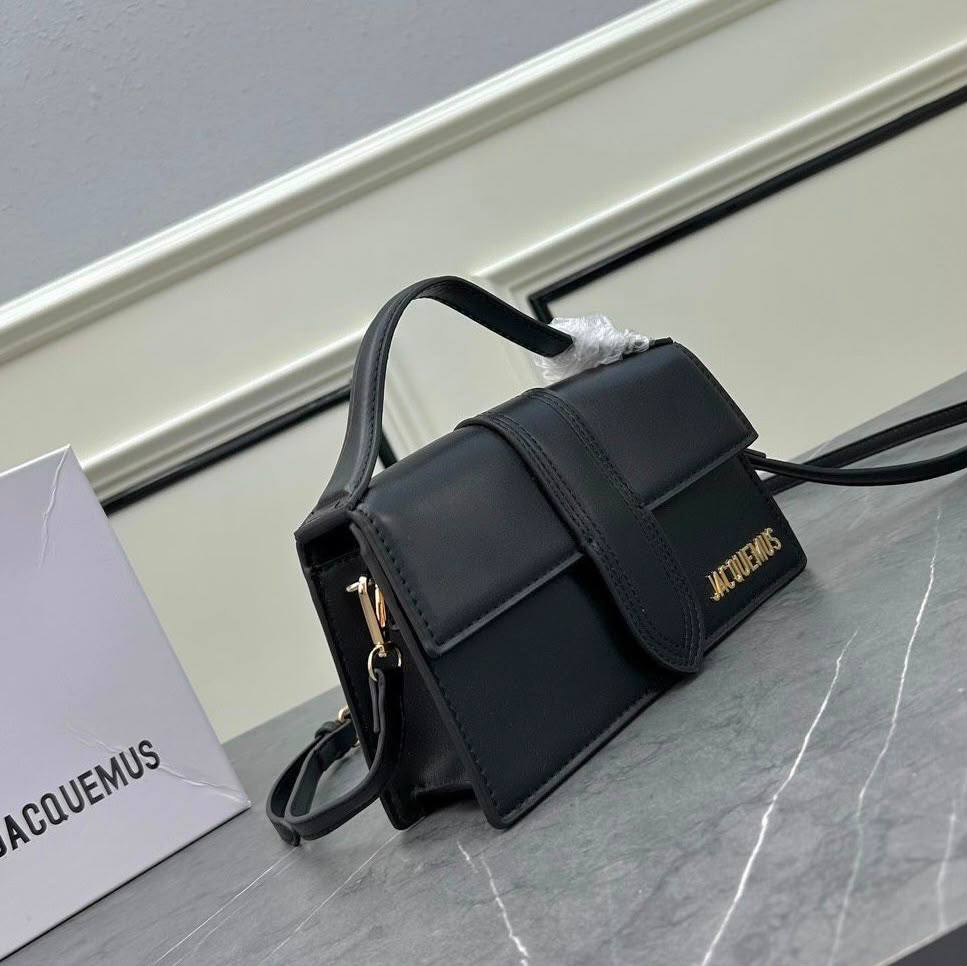 JACQUEMUS 

COPY ONE 

RESTOCK 

WITH BOX 

BIG SIZE  220 DHS……
(Leather)

Zain295
♥️♥️♥️♥️