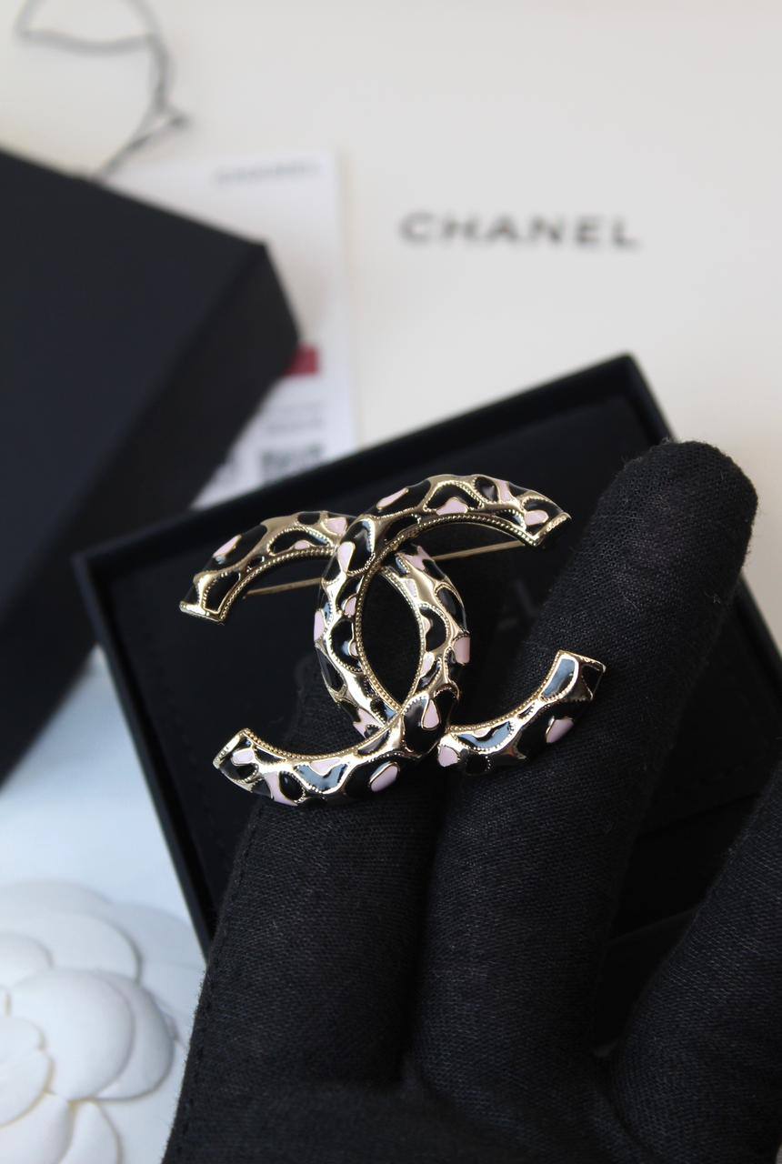 *CHANEL*  🤍

🆕🎉🥳🎊🆕
* BROOCH, Clip , Pin
* Gold-Finish Metal with Stones

* ⁠↗️ *Super Master Quality ®️*
For Price 👇 WTSP Text Zain 0568585901

Zain106
♥️♥️♥️