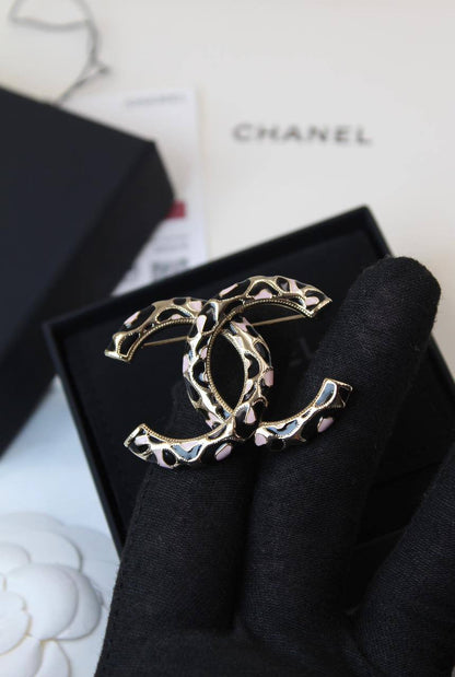 *CHANEL*  🤍

🆕🎉🥳🎊🆕
* BROOCH, Clip , Pin
* Gold-Finish Metal with Stones

* ⁠↗️ *Super Master Quality ®️*
For Price 👇 WTSP Text Zain 0568585901

Zain106
♥️♥️♥️