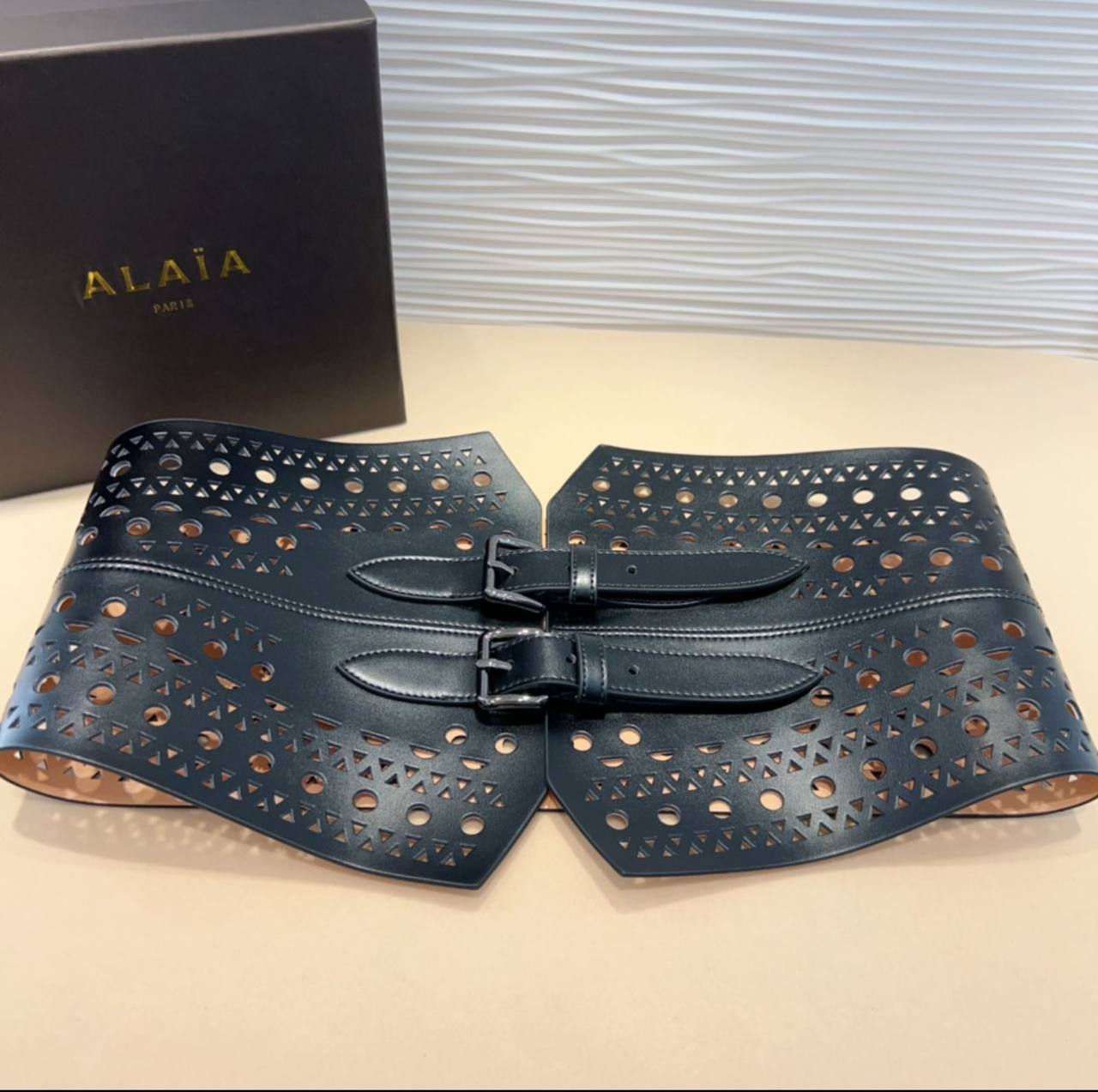 💙 ALAIA 💙
💙*Super Master*💙
💙*With original box*💙
380 dhs💓

Zain281
♥️♥️♥️