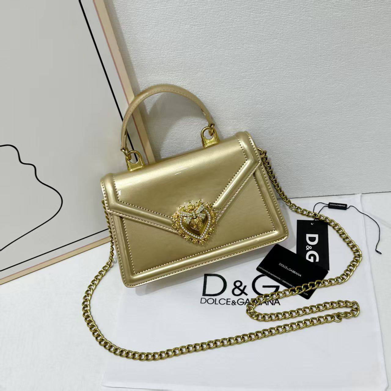 D&G
good quality 
with box 
🎁🎁🎁

100 dhs✅

Zain39
♥️♥️♥️