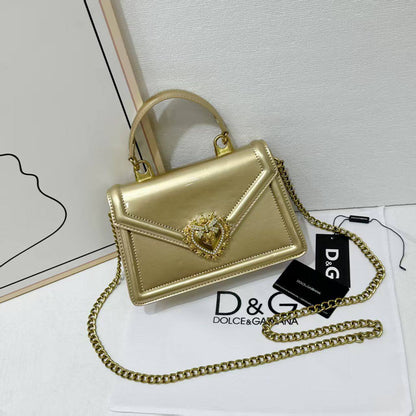 D&G
good quality 
with box 
🎁🎁🎁

100 dhs✅

Zain39
♥️♥️♥️