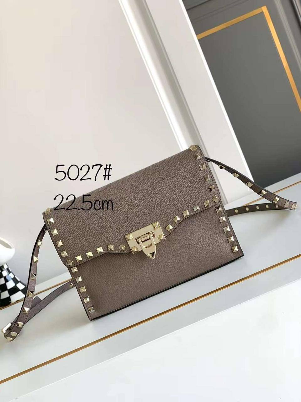 Valentino 
Master
260 dhs✅

Zain153
♥️♥️♥️