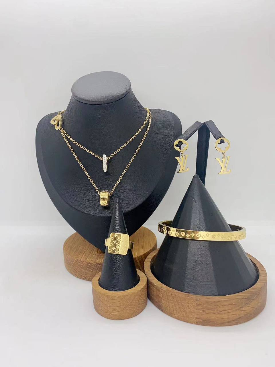 Stainless steel SET 💯*
Necklace ❤️‍🩹
Earring 🍁
Breslat ❣️
Ring 💍 free size
With normal boxes 📦 
And paper bag 🛍️
45 dhs🪙🌨️

Zain216
♥️♥️♥️