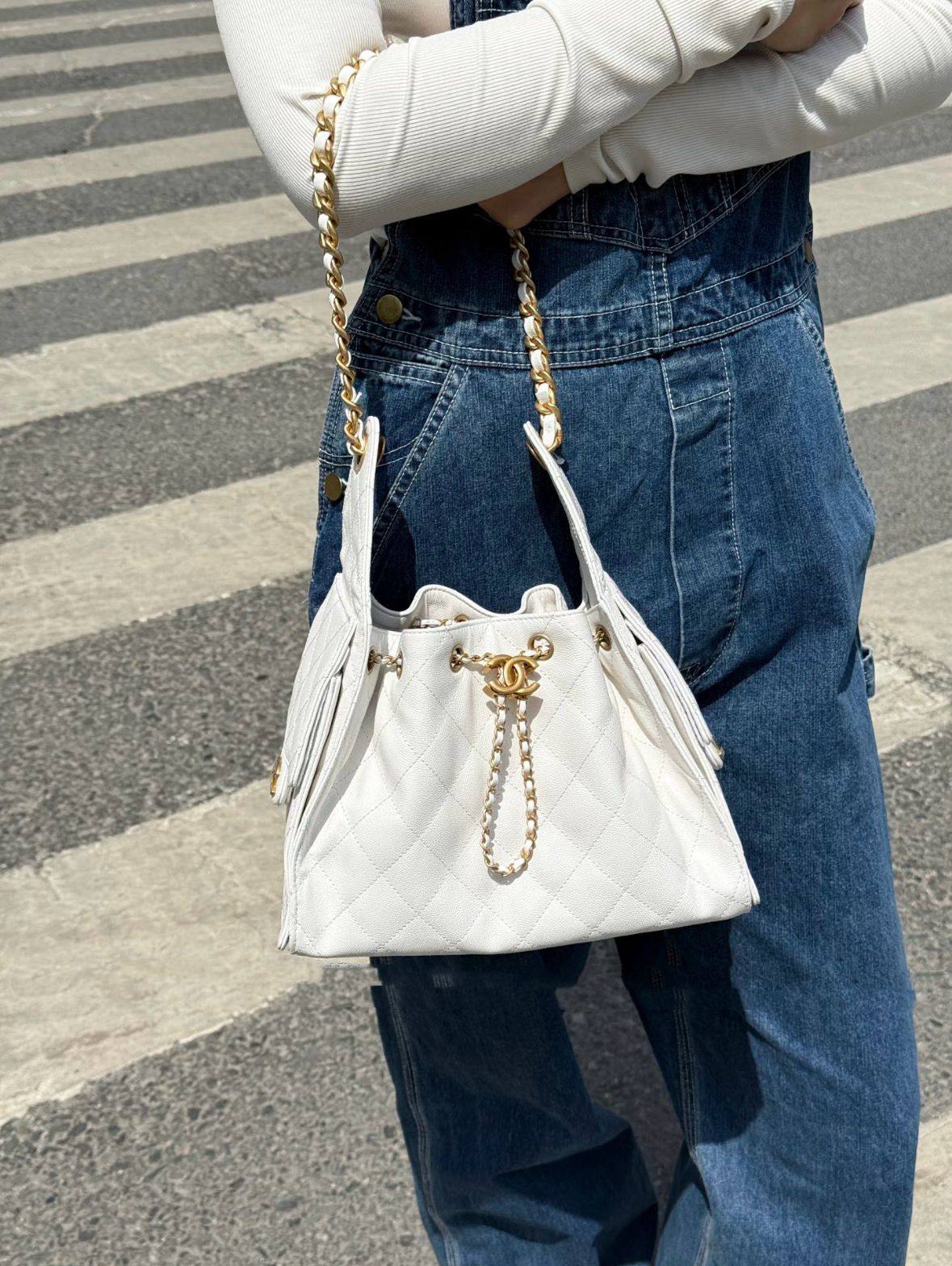 ❤️ Chanel 25C hobo
1️⃣ First quality
Size : 28 * 13 * 35 cm
110 dhs❣️

Zain115
♥️♥️♥️