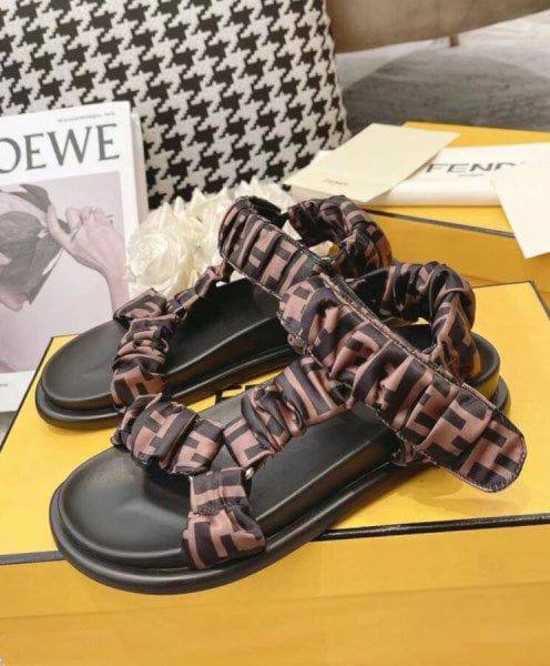 FENDI 
☘️ *SIZE  36  to 42 ☘️                                                                                                       
180 dhs🌺

Zain224
♥️♥️♥️