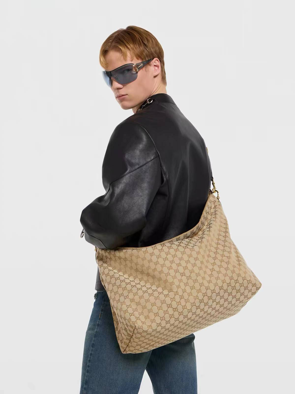 GUCCI
Can be used as a travel bag

Size  63cm  
115 dhs🇦🇪🇦🇪
High quality

Zain04
♥️♥️♥️