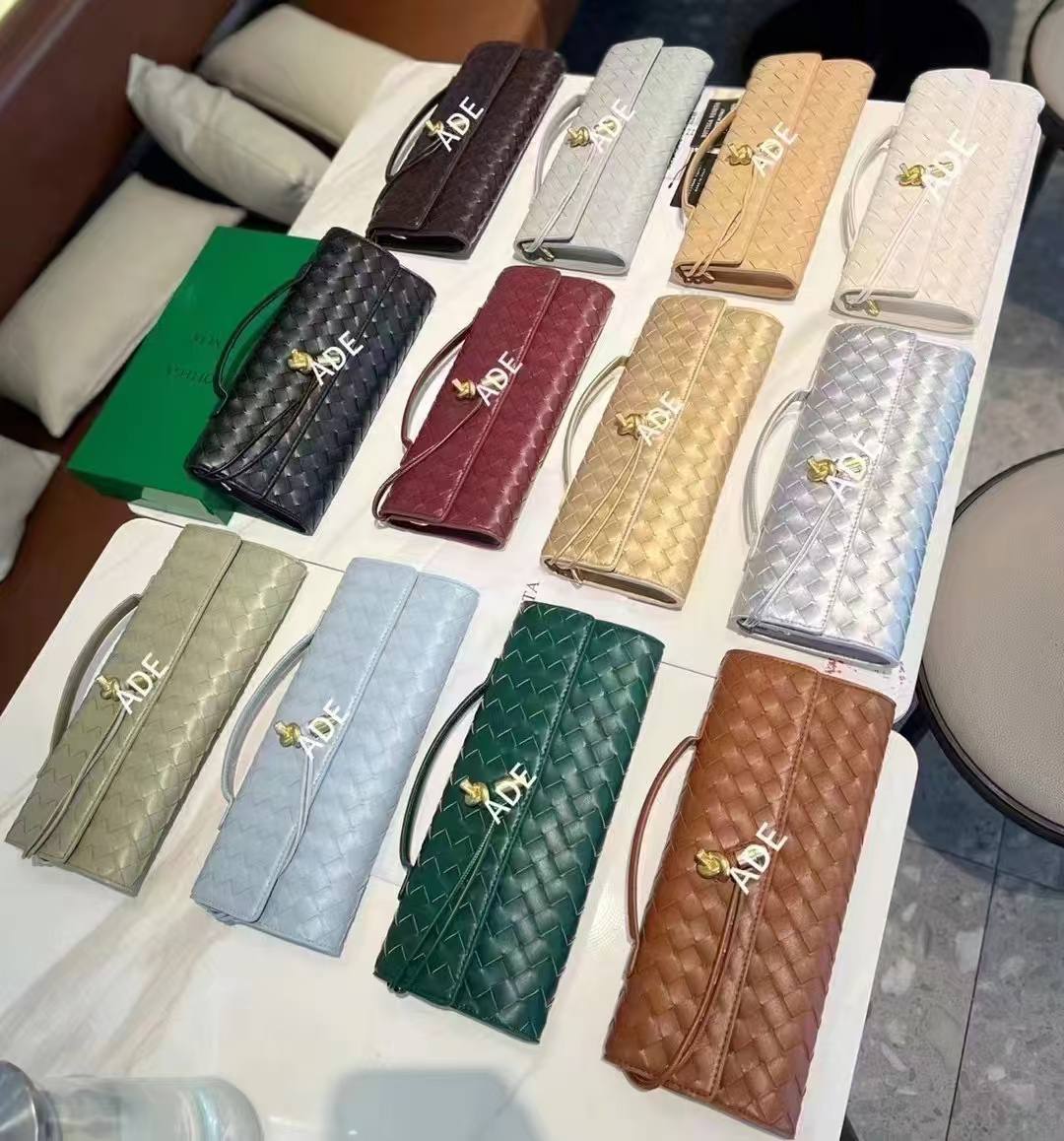 Bottega 
With box 
100 dhs🇦🇪🇦🇪

Zain299
♥️♥️♥️