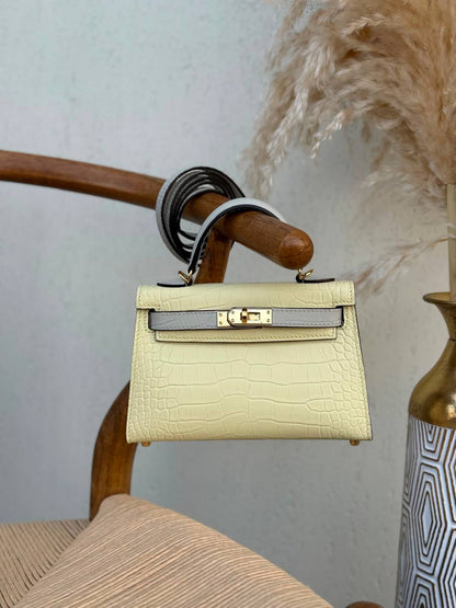 HERMES
19cm
360 dhs🇦🇪🇦🇪
Top quality 
With box🎁

Zain167
♥️♥️♥️