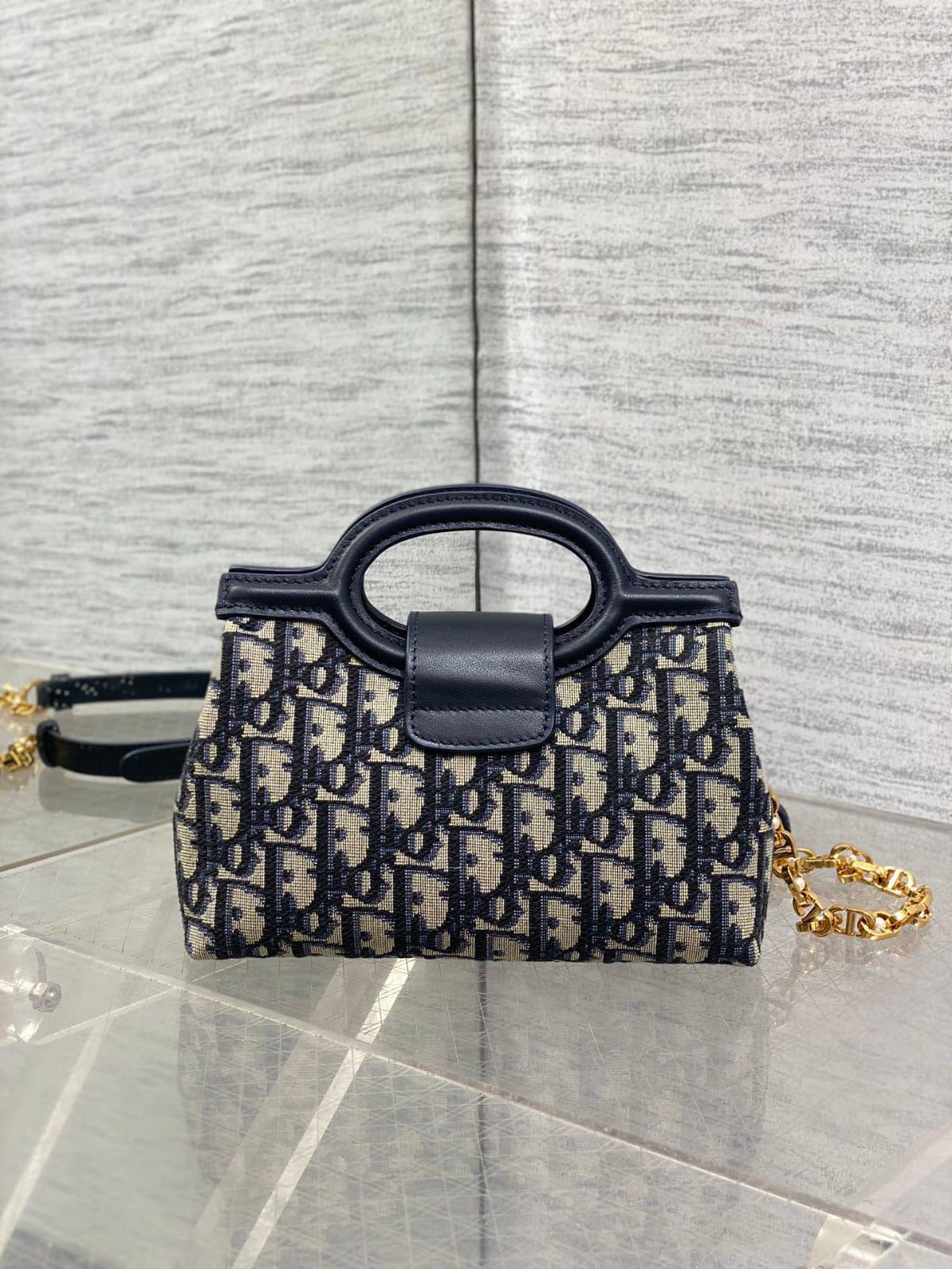 Dior Jolie Top Handle Mini Bag✅*
*Size 18 cm*
*Super Master*
For Price 👇 WTSP Text Zain 0568585901

Zain274
♥️♥️♥️