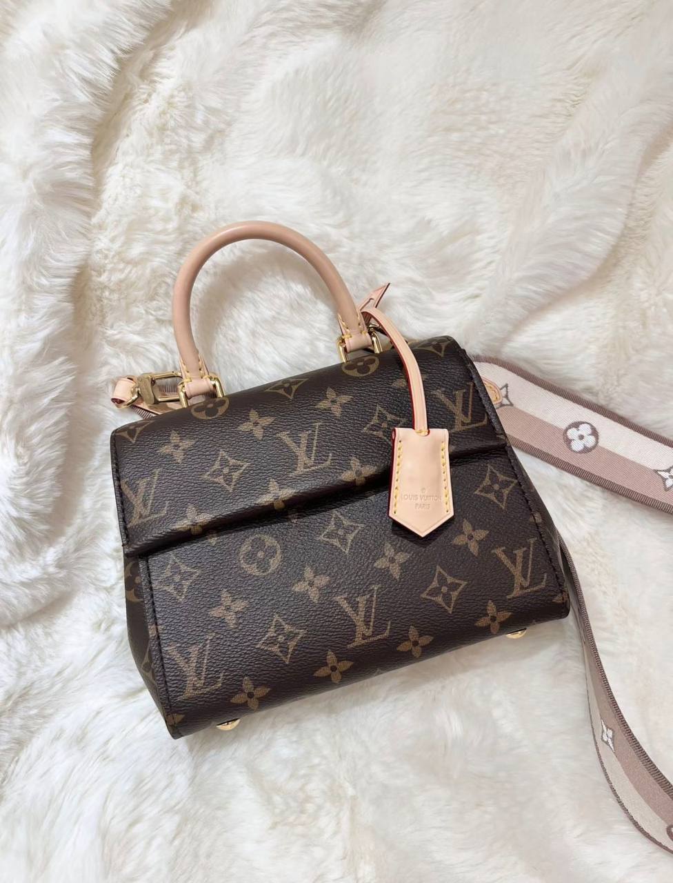 LV

105 dhs🇦🇪🇦🇪🇦🇪

High-quality 

with box
Zain35
♥️♥️♥️