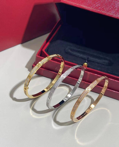 Cartier 💥*
Bangle 🍁
Master quality 💯
Size available 16,17,18,19
With normal boxes 📦 
70 dhs🪙🌨️
With master box 🗃️ 
105 dhs🪙🌨️

Zain216
♥️♥️♥️