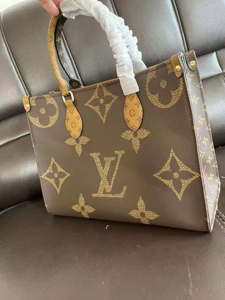 LV 
125 dhs🇦🇪
Size 35*27*15Cm

Zain161
♥️♥️♥️