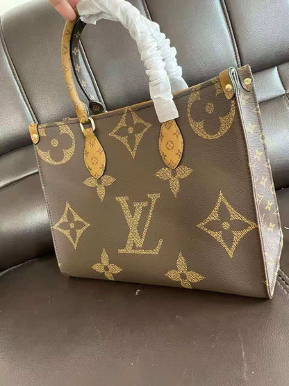 LV 
125 dhs🇦🇪
Size 35*27*15Cm

Zain161
♥️♥️♥️