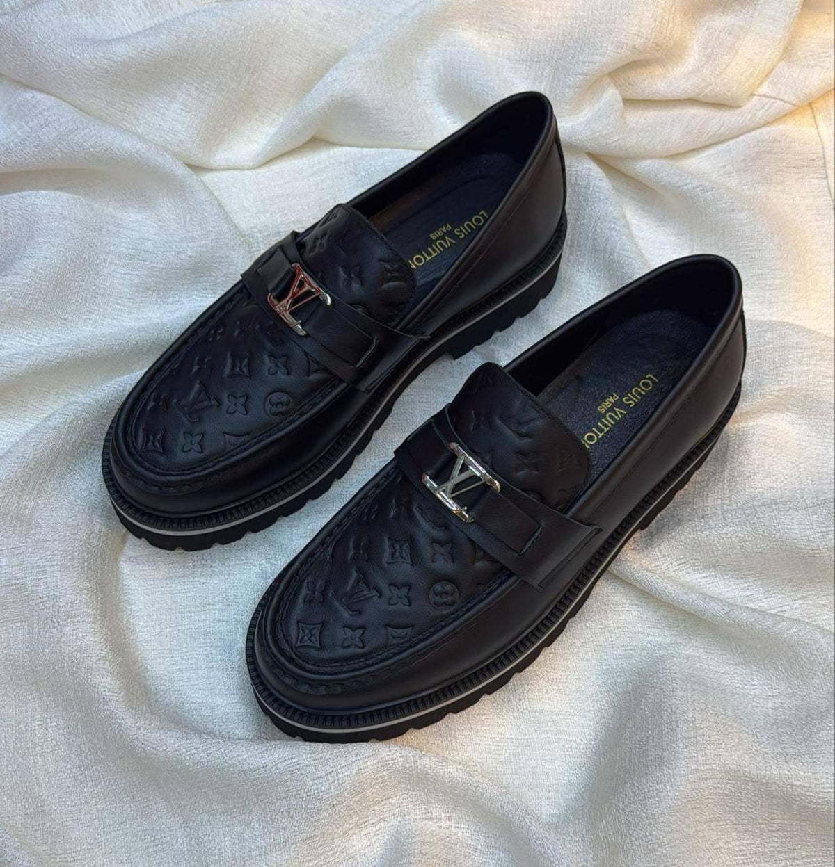 LV
Size 40 to 45
160 dhs✅✅

Zain337
♥️♥️♥️