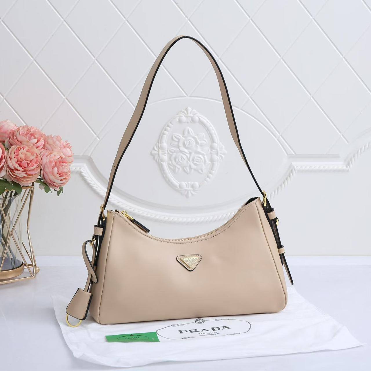 🎉 Offer 🎊  Prada Hobo Amiee
1️⃣ First quality
Size : 32 *  20 cm
70 dhs🪙🌨️

Zain115
♥️♥️♥️