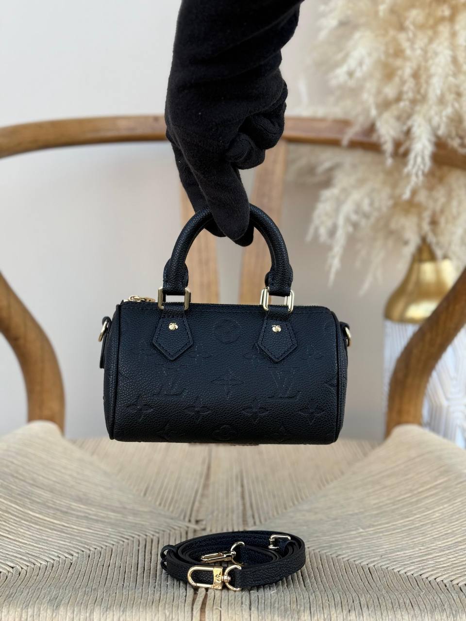 LV
16cm
320 dhs🇦🇪
Top quality 
With box🎁

Zain167
♥️♥️♥️