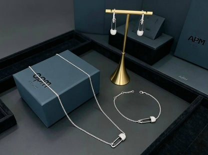 APM MASTER
SET ✨💫
NECKLACE BRACELET EARRINGS
WITH SAME BOX AND PAPER BAG🛍️🎁
120 DHS✅

Zain89
♥️♥️♥️
