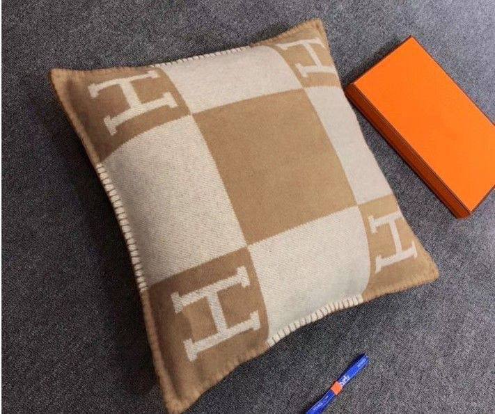 New collection 
Master 
Throw blanket in Merinos wool and cashmere (90%
rinos wool, 10% cashmere)
Size 135*170
👉🏽Blanket 
140 dhs🪙🌨️
👉🏽Pillows with feeling
70 dhs🪙🌨️

Zain99
♥️♥️♥️